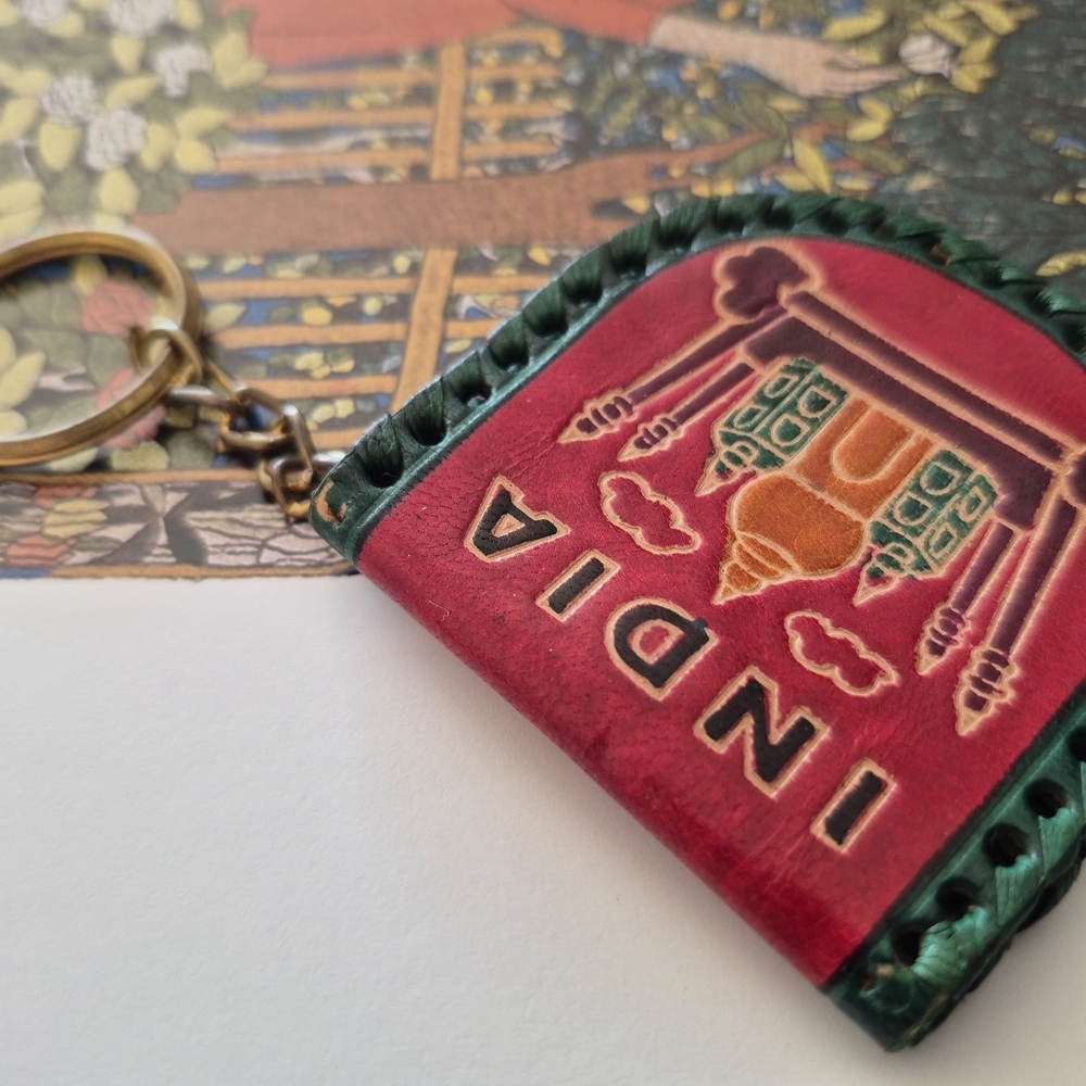 Taj MAHAL MADE IN INDIA COINPURSE/ KEYCHAIN IN RED AND GREEN LEATHER - Picture 3 of 9